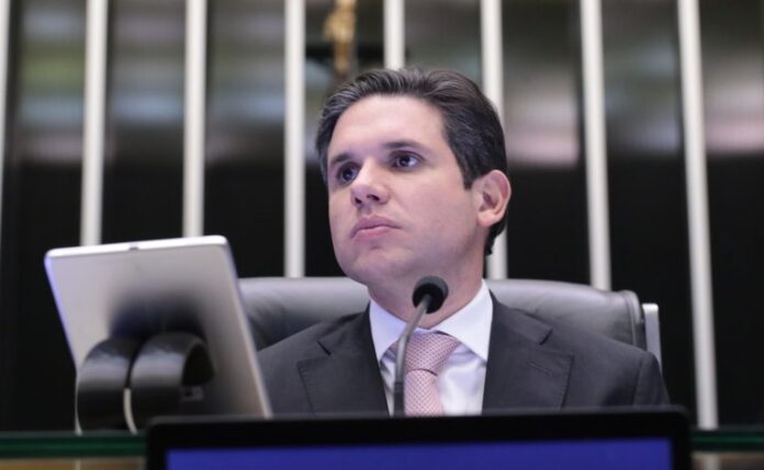Motta acelera debate sobre segurança pública e pauta pedidos de Motta preside sessão do plenário