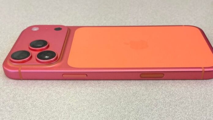 iPhone 17 Pro laranja surpreende: ele está ficando rosa após semanas de uso