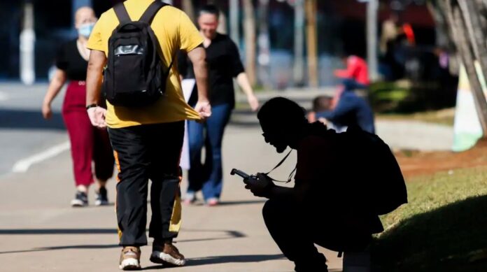 Número de jovens que não estudam nem trabalham é o menor em dez anos