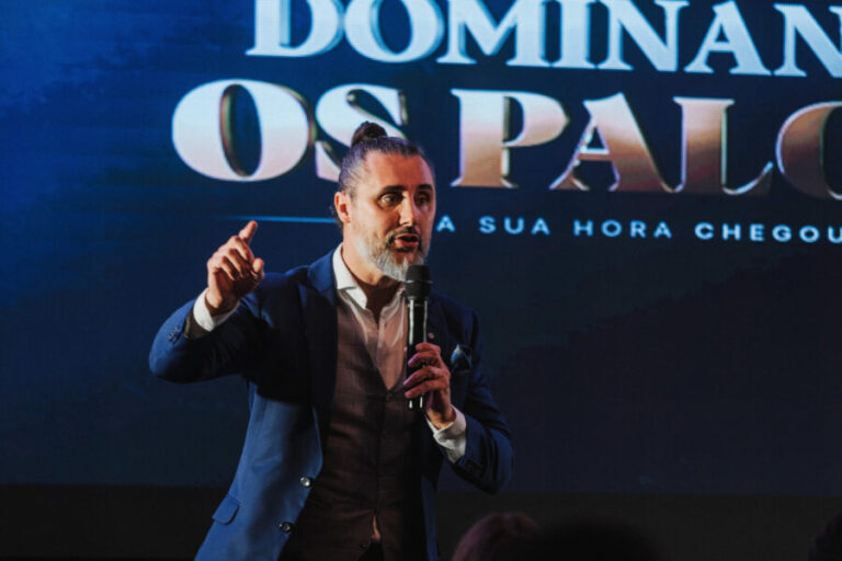 Ele transformou o medo de falar em público em um método que forma palestrantes de alta performance