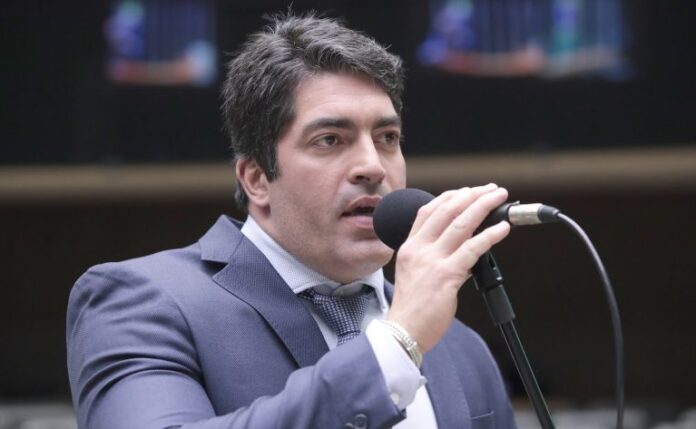 Projeto incorpora tratados para evitar bitributação ao regime do Simples Deputado Otto Alencar Filho (PSD-BA) fala no Plenário da Câmara dos Deputados