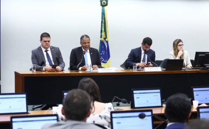 Comissão aprova novas regras de contratação e aposentadoria para agentes Discussão do Parecer do Relator.