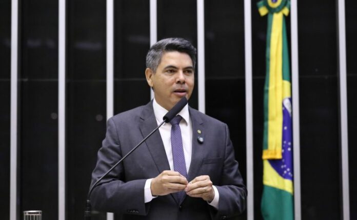 Projeto aumenta as penas para a reincidência nos crimes de Deputado Messias Donato (Republicanos-ES) fala no Plenário da Câmara dos Deputados