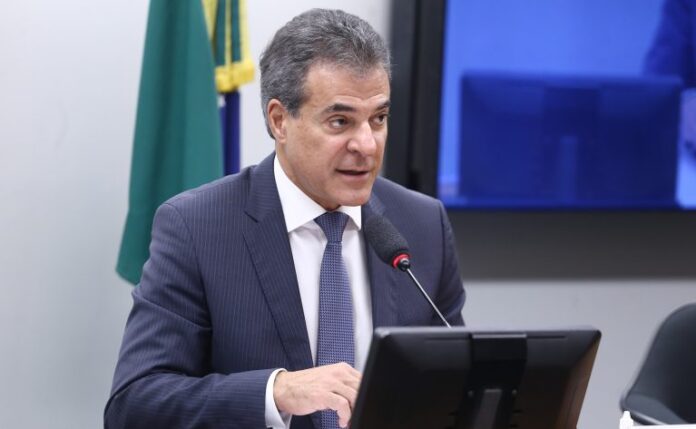 Comissão aprova linha de crédito para exportadores afetados por tarifas Seminário Interativo - O ajuste dos limites de faturamento do MEI e do Simples Nacional - A atualização econômica e o aperfeiçoamento normativo do regime tributário diferenciado. Dep. Beto Richa (PSDB - PR)