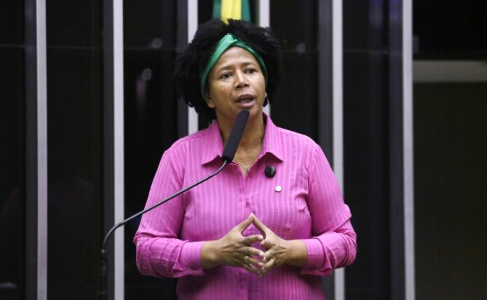 Comissão aprova cadastro nacional para intérpretes de Libras Discussão e votação de propostas legislativas. Dep. Silvia Cristina (PP - RO)