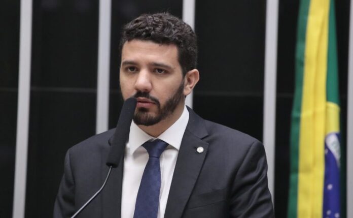 Câmara aprova despacho gratuito de bagagem de até 23 kg Discussão e votação de propostas legislativas. Dep. Neto Carletto (AVANTE-BA)