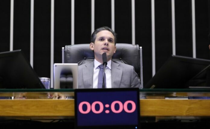 Câmara aprova e promulga resolução que amplia poderes da Polícia Discussão e votação de propostas legislativas. Presidente da Câmara dos Deputados, Hugo Motta (REPUBLICANOS - PB)