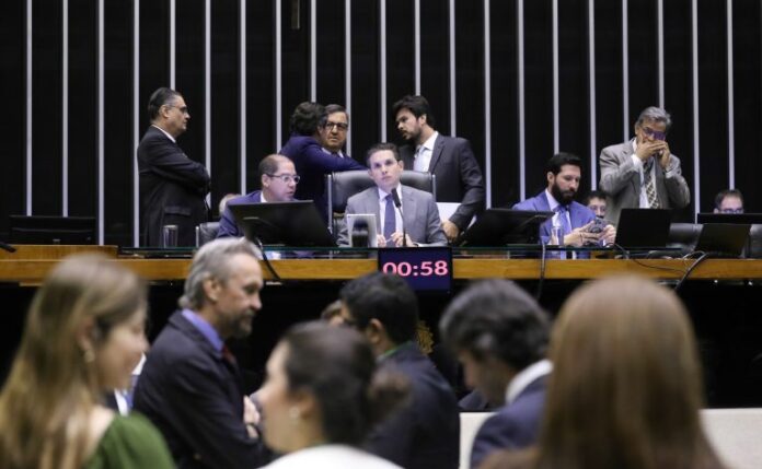 MP aprovada permite a consumidores ingressar no mercado livre de Discussão e votação de propostas legislativas. Presidente da Câmara dos Deputados, Hugo Motta (REPUBLICANOS - PB)