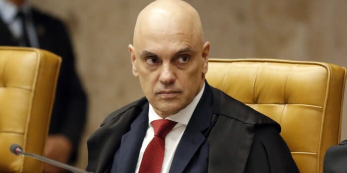 Moraes pede que Filipe Martins explique perda do sinal da Moraes pede que Filipe Martins explique perda do sinal da tornozeleira