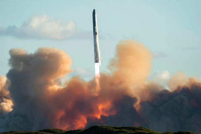 SpaceX lança seu megafoguete Starship em voo bem-sucedido de prova