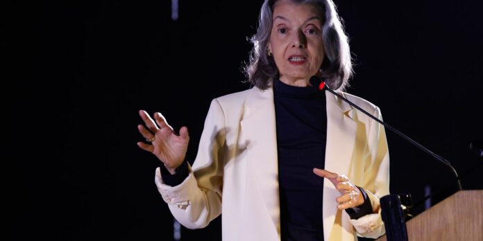 Carmén Lúcia: "ditadura é como erva daninha que precisa ser cortada"