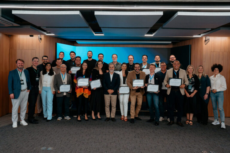 Formandos do programa Sala do Conselho posam juntos segurando seus certificados, simbolizando o avanço da governança corporativa e a formação de novos conselheiros consultivos no Brasil, sob coordenação de Márcio Giacobelli e o Advisory Board Institute.