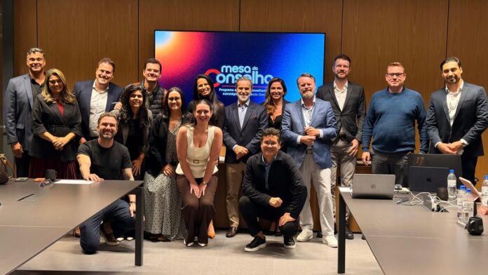 WhatsApp Image 2025-11-25 at 17.27.31 Márcio Giacobelli com empresários reunidos na Mesa do Conselho, em ambiente profissional de discussão estratégica.