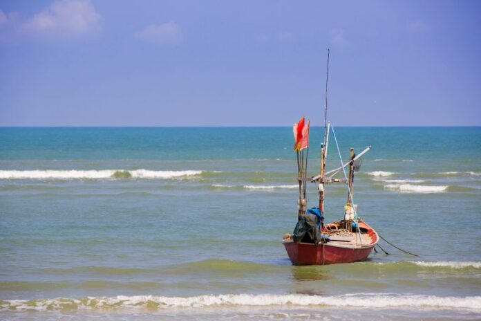 Medida provisória vincula pagamento de seguro-defeso ao fornecimento de dados Barco de pesca na beira do mar