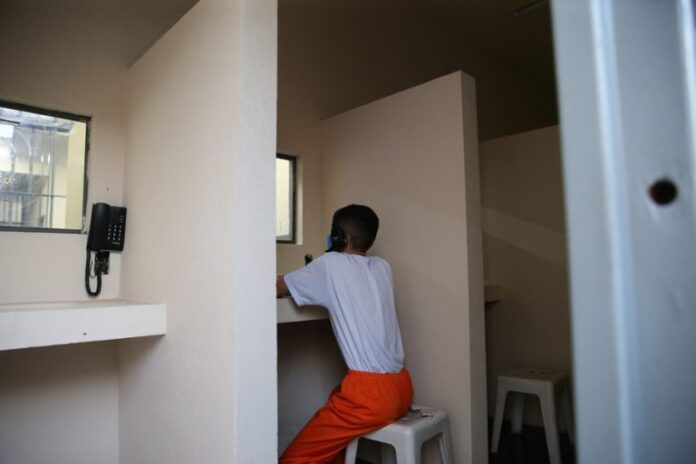 Segurança - presídios - prisões penitenciárias sistema carcerário direitos humanos visitas presos (parlatório para presos conversarem com advogados e familiares na Casa de Custódia de Maringá-PR)