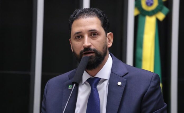 Deputado Mauricio do Vôlei (PL-MG) fala no Plenário da Câmara dos Deputados