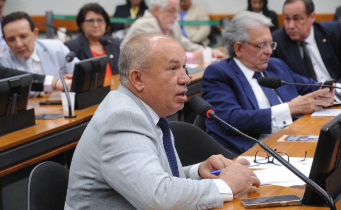 Comissão aprova indenização para comissionados do Senado exonerados sem justa Mesa Redonda - Operação Carbono Oculto: justiça fiscal e regulação. Dep. Paulo Guedes (PT-MG)