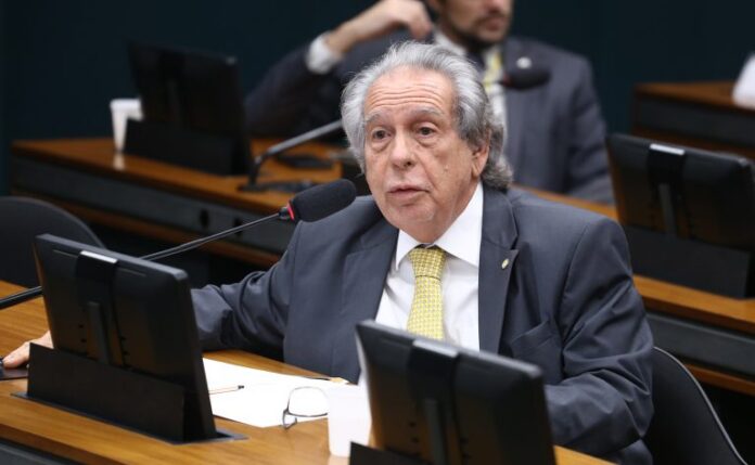 Deputado Paulo Magalhães (PSD-BA) fala em comissão da Câmara dos Deputados