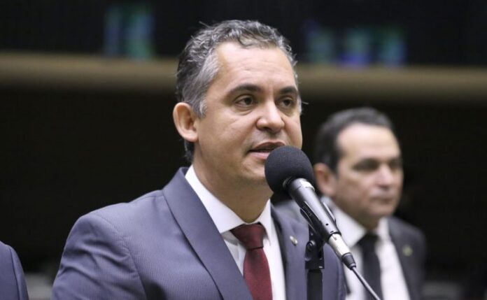 Projeto inclui unidades de saúde das PMs no piso constitucional Discussão e votação de propostas legislativas. Dep. Gilson Daniel (PODE - ES)