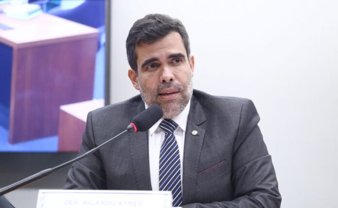 Comissão aprova projeto que prevê cursos e campanhas para incentivar Oitivas de Testemunhas e de Representados. Dep. Ricardo Ayres (REPUBLICANOS - TO)