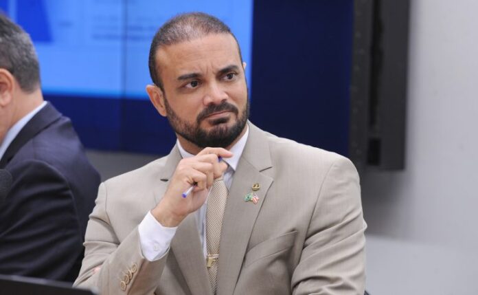 Comissão aprova criação de bolsa-desempenho para profissionais da segurança pública Audiência Pública - Projeto de Lei Complementar nº 125, de 2022, que institui o Código de Defesa do Contribuinte. Dep. Capitão Alden (PL-BA).