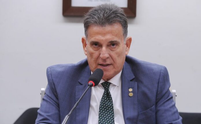 Deputado Coronel Meira fala ao microfone