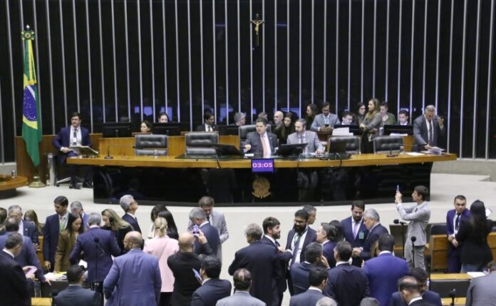 Congresso derruba vetos de Lula ao licenciamento ambiental - Notícias Votação de vetos presidenciais e PLN