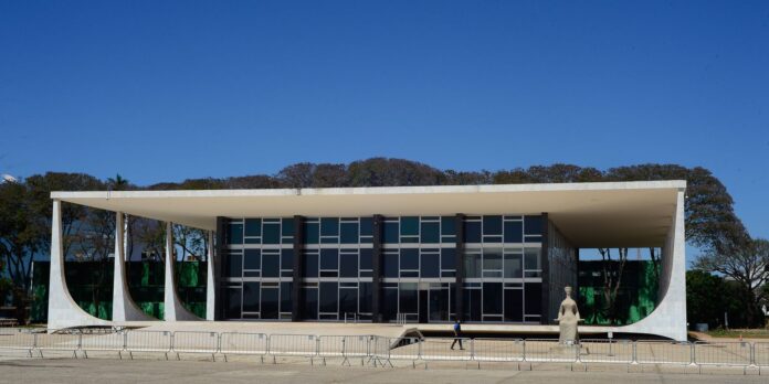 STF reconhece a omissão do Congresso por não taxar grandes STF reconhece a omissão do Congresso por não taxar grandes fortunas