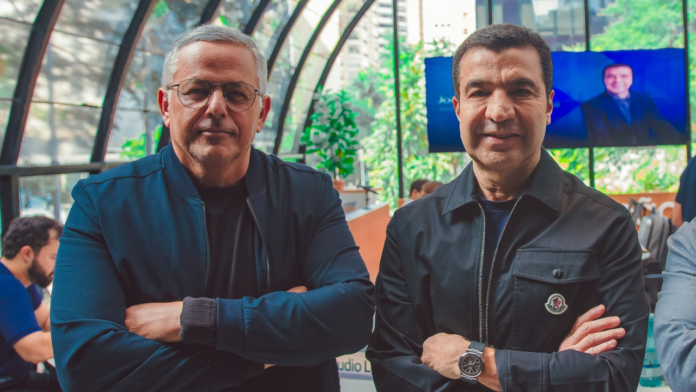 Cláudio Santos e João Kepler, participantes do Arena Digitalks, representando a presença de líderes do setor no evento.