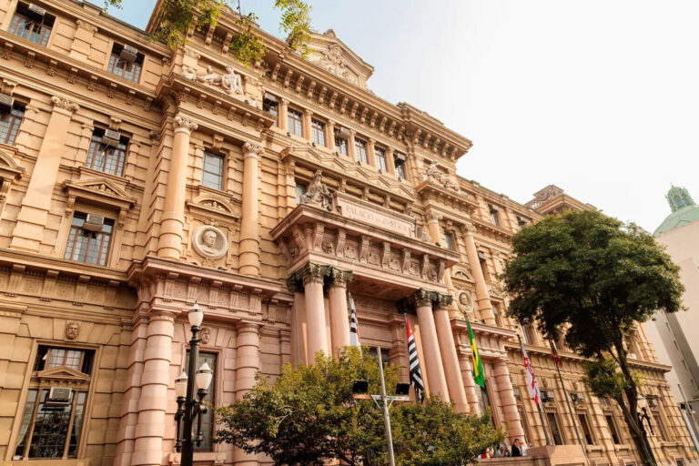 Fachada de tribunal brasileiro simbolizando o encerramento do ano judiciário e o início do recesso forense em 2025.