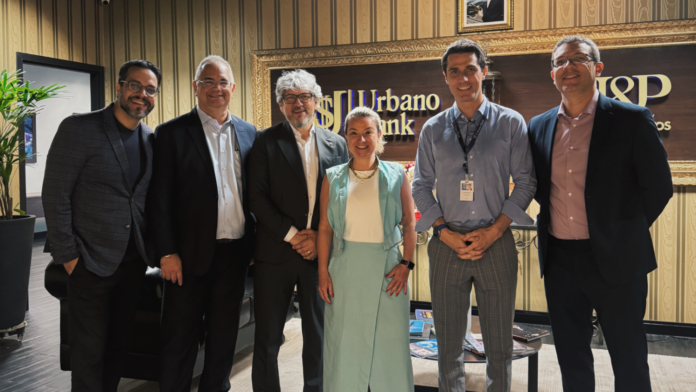 Urbano Bank Grupo formado por representantes da B2WE, Sescon-RJ, Sescon-PI, PRNews e executivos do Urbano Bank posando durante visita técnica à sede da instituição em São Paulo.