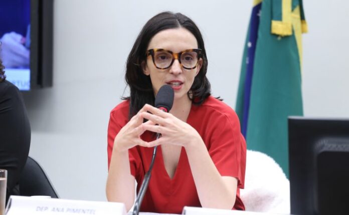 Câmara debate riscos, benefícios e regulação dos suplementos alimentares - Audiência Pública - Política Nacional de Residências em Saúde. Dep. Ana Pimentel (PT-MG)