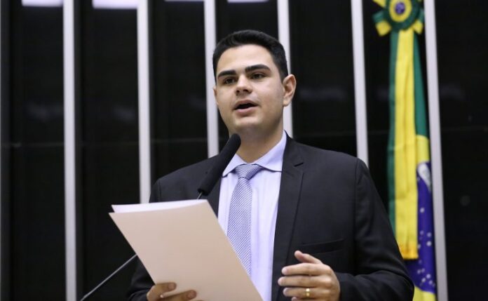Comissão aprova projeto que prioriza escolas, creches e hospitais nos Deputado Icaro de Valmir (PL-SE) fala no Plenário da Câmara dos Deputados