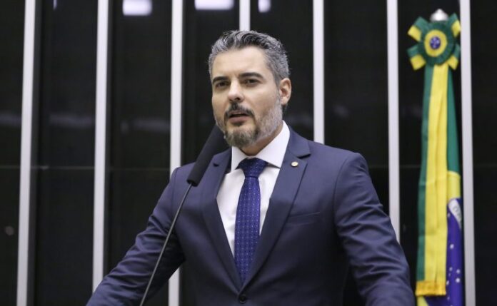 Deputado Thiago Flores (Republicanos-RO) fala no Plenário da Câmara dos Deputados