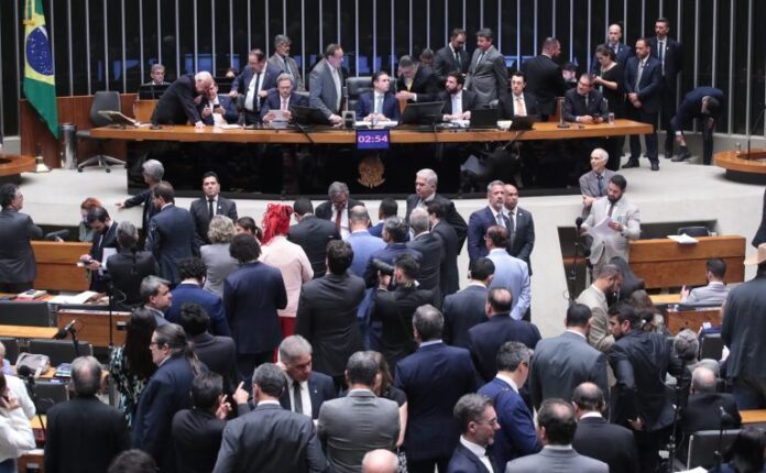 Deputados analisam projeto que reduz penas dos condenados pelo 8 Discussão e votação de propostas legislativas.