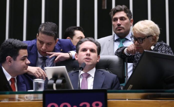 Discussão e votação de propostas legislativas. Dep. Icaro de Valmir (PL-SE). Dep. Igor Timo (PSD-MG). Presidente da Câmara dos Deputados, Hugo Motta (REPUBLICANOS - PB). Dep. Enfermeira Rejane (PCDOB-RJ)