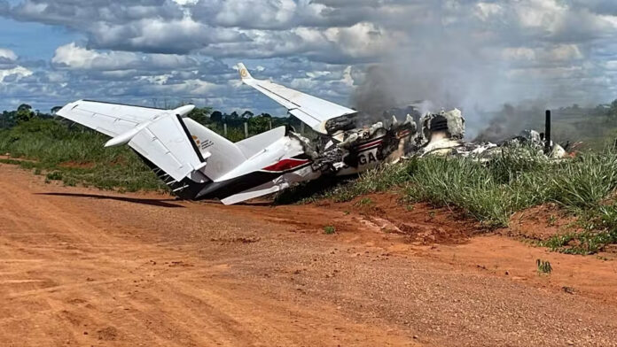 Avião com deputado e vereador faz pouso forçado e pega fogo em Rondônia; não houve feridos