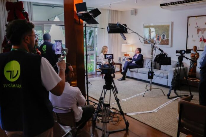 Hugo Motta concede entrevista na residência oficial da Câmara