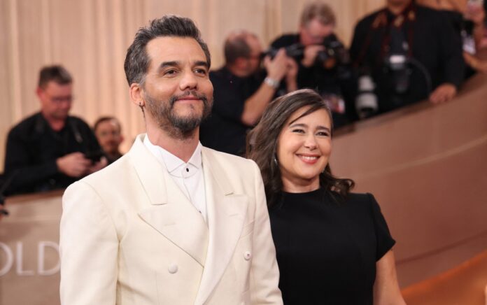 Wagner Moura chega ao Globo de Ouro com santinho da sorte de Fernanda Torres