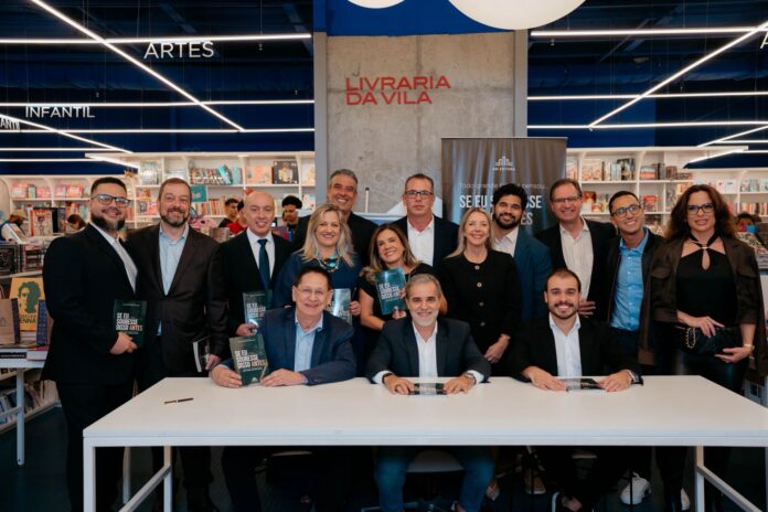 CApa - imagem destacada Autores do livro Se Eu Soubesse Disso Antes durante lançamento na Livraria da Vila JK Iguatemi