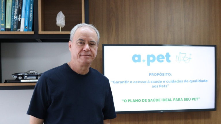 Luiz Gênova, CEO da APet, durante apresentação da campanha permanente de inclusão em planos de saúde pet no Brasil.