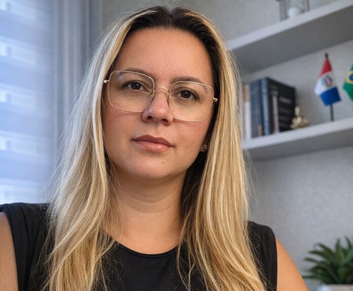 Janicreis Gomes de Souza em ambiente corporativo representando liderança feminina em consultoria regulatória e setores técnicos