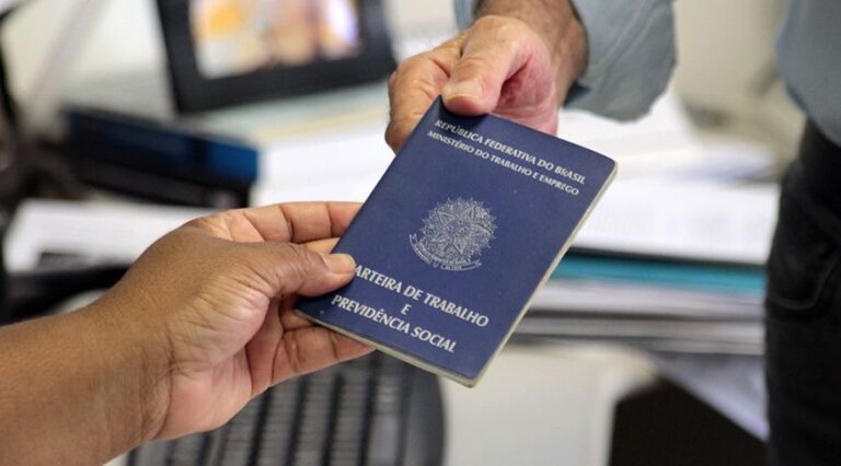 Desocupação cai para 5,2% - Grupo Amanhã