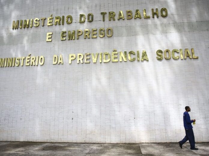 Projeto reestrutura carreiras e salários de servidores federais - Notícias Brasília - Esplanada - Brasília (DF), 10/04/2023 - Fachada do ministério do Trabalho e Emprego e do ministério da Previdência Social.