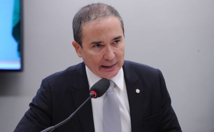 Comissão aprova projeto que proíbe benefícios a empresas condenadas por Deputado Duda Ramos (MDB-RR) fala em comissão da Câmara dos Deputados