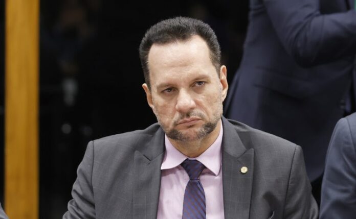 Deputado Josenildo fala ao microfone