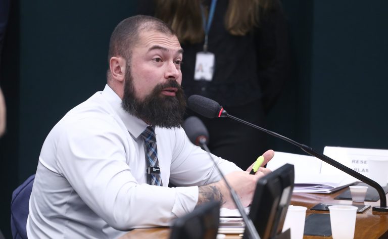 Deputado Delegado Paulo Bilynskyj fala ao microfone