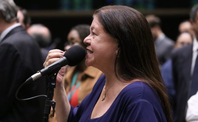 Comissão aprova inscrição gratuita para crianças de baixa renda em Discussão e votação de propostas legislativas. Dep. Laura Carneiro (PSD-RJ)