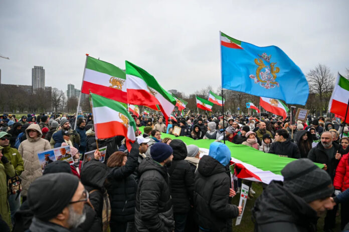 Irã diz ter ‘total controle’ da situação e fecha espaço aéreo para voos internacionais