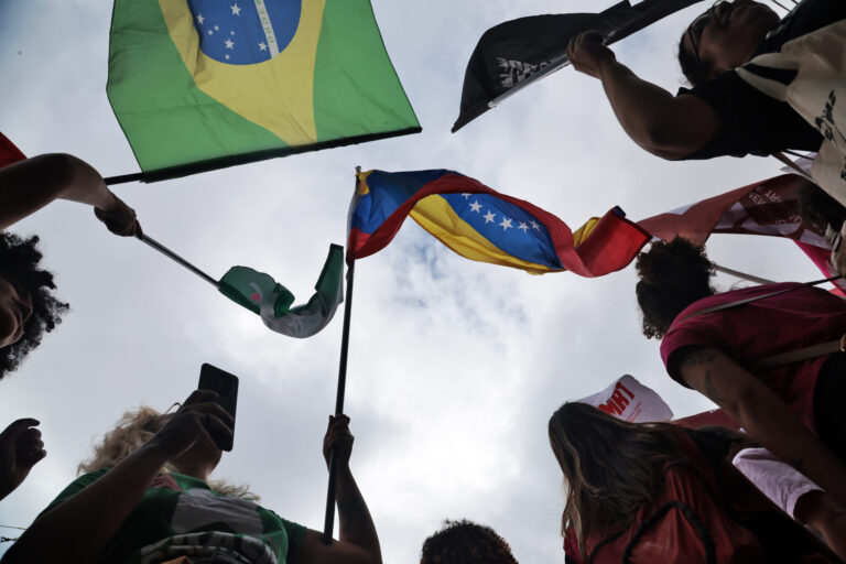 Manifestantes em SP exigem soltura de Maduro após suposta invasão dos EUA à Venezuela